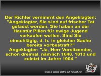 Der Richter vernimmt den Angeklagten
