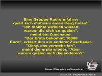 Eine Gruppe Radrennfahrer quält sich mühsam einen Berg...