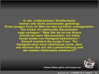 In der vollbesetzten Stra�enbahn stehen alle dicht...