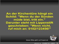 An der Kirchent�re h�ngt ein Schild