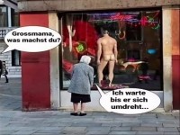Oma wartet auf den großen Moment