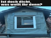 Improvisiertes Dachfenster mit Humor