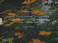 Nachdenkliches Zitat vor blumigem Hintergrund