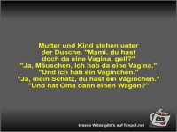 Mutter und Kind stehen unter der Dusche