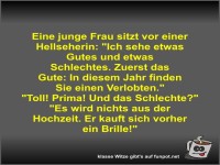 Eine junge Frau sitzt vor einer Hellseherin
