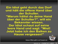 Ein Idiot geht durch das Dorf und h�lt die offene Hand �ber