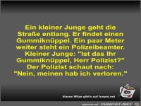 Ein kleiner Junge geht die Straße entlang