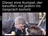 Betrunkener Kumpel im Gespr�ch mit einem Tier