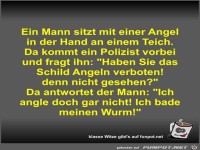 Ein Mann sitzt mit einer Angel in der Hand an einem Teich