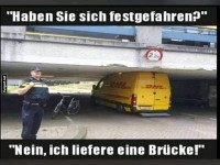 Lustiger Lieferwagen-Unfall unter Br�cke