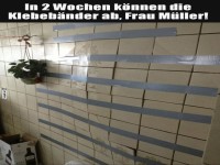 Klebebnder auf der Wand als Reparatur