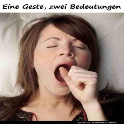 G&auml;hnende-Frau-in-Nahaufnahme.jpg von Mina