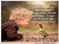 Einzigartig sein: Kind und Ente als Freunde