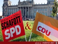 Symbol-der-grossen-Koalition-Faehnchen-von-SPD-und-CDU-vor-d