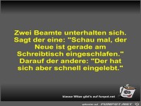 Zwei Beamte unterhalten sich