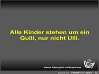 Alle Kinder stehen um ein Gulli