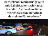 Betrunkener f�hrt Auto mit Gabelstapler