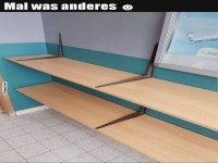 Schwebende Magie im Regalbau