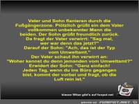 Vater und Sohn flanieren durch die Fu�g�ngerzone