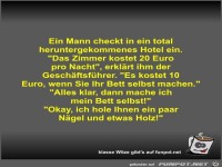 Ein Mann checkt in ein total heruntergekommenes Hotel ein