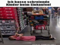 Einkaufsszenario mit schreiendem Kind