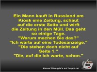 Ein Mann kauft in Russland am Kiosk eine Zeitung