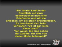 Ein Tourist kauft in der Postfiliale auf einer...