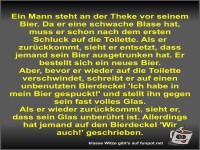 Ein Mann steht an der Theke vor seinem Bier