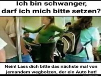 Schwangere Frau bittet um Sitzplatz im Zug