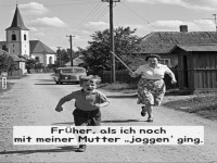 Nostalgisches Foto: Kind und Mutter beim 'Joggen'