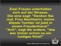 Zwei Frauen unterhalten sich auf der Strasse