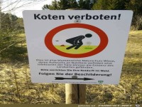 Verbotsschild im Naturwald