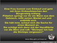 Eine Frau kommt vom Einkauf und geht mit ihren...