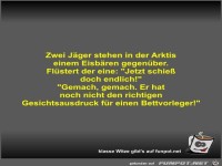 Zwei Jger stehen in der Arktis einem Eisbren gegenber