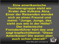 Eine amerikanische Touristengruppe steht am Krater des...