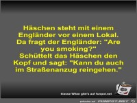 H�schen steht mit einem Engl�nder vor einem Lokal
