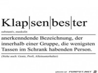 Wenige Tassen im Schrank