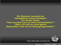 Ein Beamter bemerkt am Handgelenk seines Kollegen ein neues