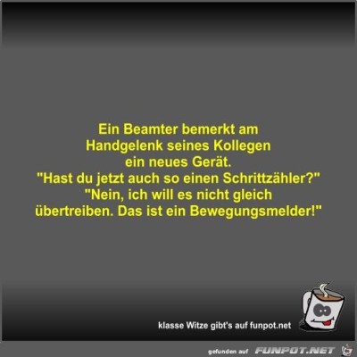 Ein-Beamter-bemerkt-am-Handgelenk-seines-Kollegen-ein-neues.jpg von Fossy