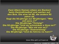 Zwei ältere Damen sitzen am Bankerl beim Zentralfriedhof...