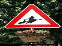 Achtung Hexe von links