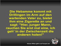 Die Hebamme kommt mit Drillingen im Arm auf den wartenden...