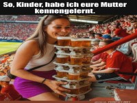 Bierstapel-Kunst im Stadion!