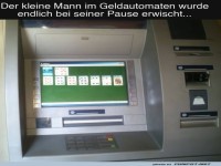 ATM-Pause: Kleiner Mann spielt Solitaire