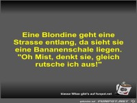 Eine Blondine geht eine Strasse entlang