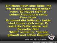 Ein Mann kauft eine Brille