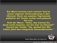 Ein Mann kommt nach seinem Tod zu seiner eigenen...