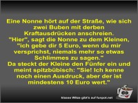 Eine Nonne h�rt auf der Stra�e