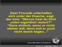 Zwei Freunde unterhalten sich unter der Dusche