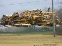 Gestapelte Schulbusse auf einem Schrottplatz